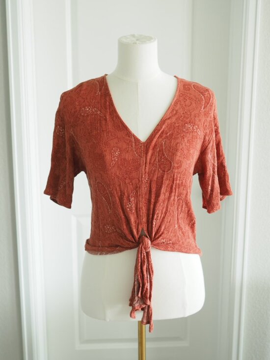 LUQ Tops - LUQ Rust Paisley Tie Front Crinkle Top XS Short Sleeve V Neck Rayon Blouse